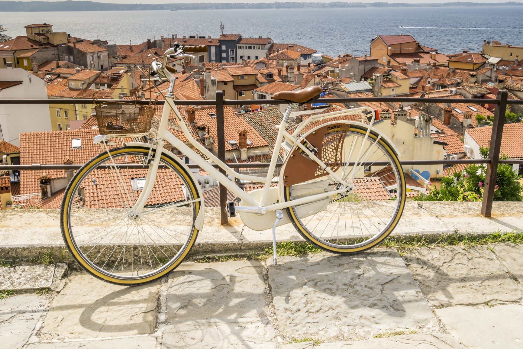 
			belo mestno kolo na ograji, razgled morje, Piran, wiz kolesar
		