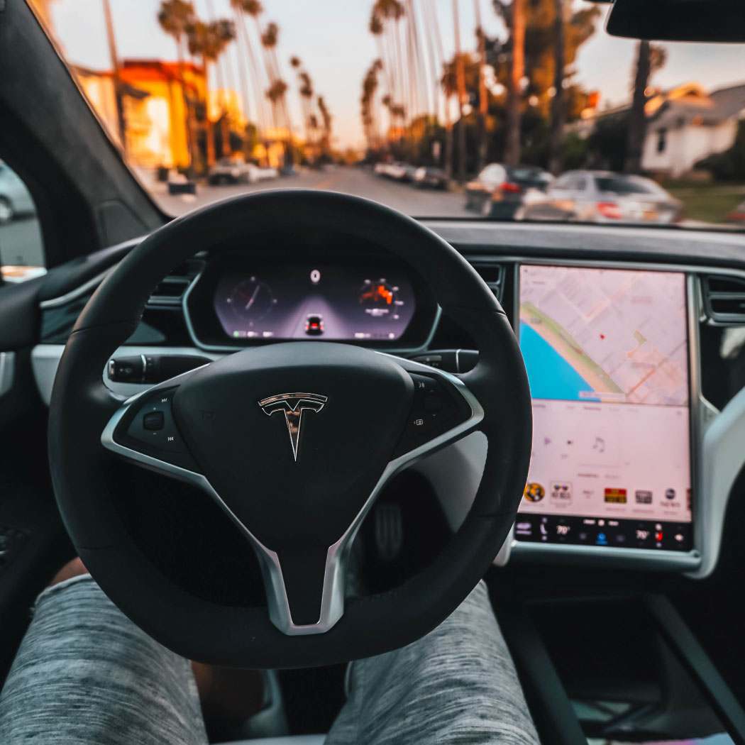 
			notranjost vozila tesla volan
		