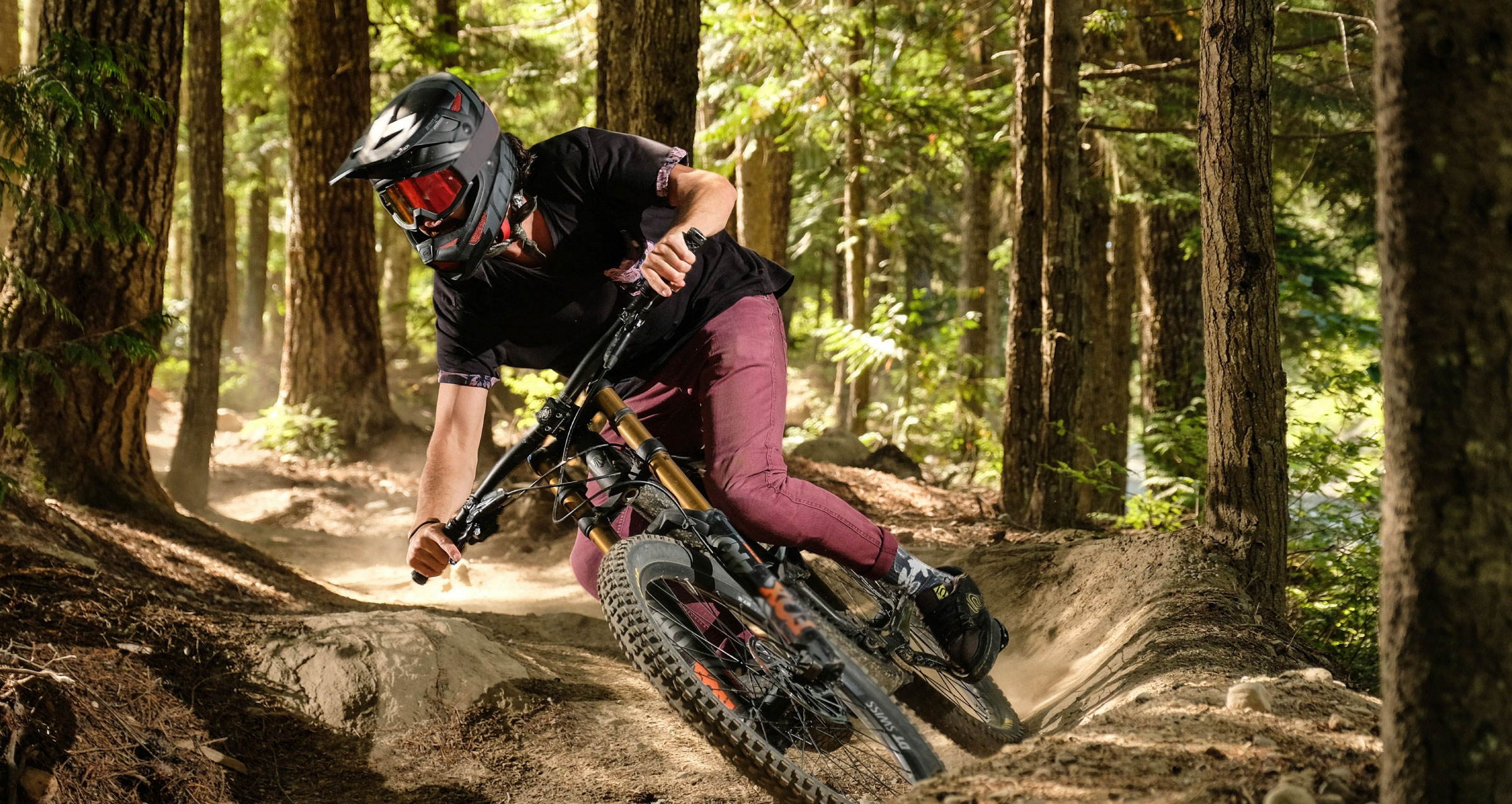 
			downhill kolesar z vso opremo
		