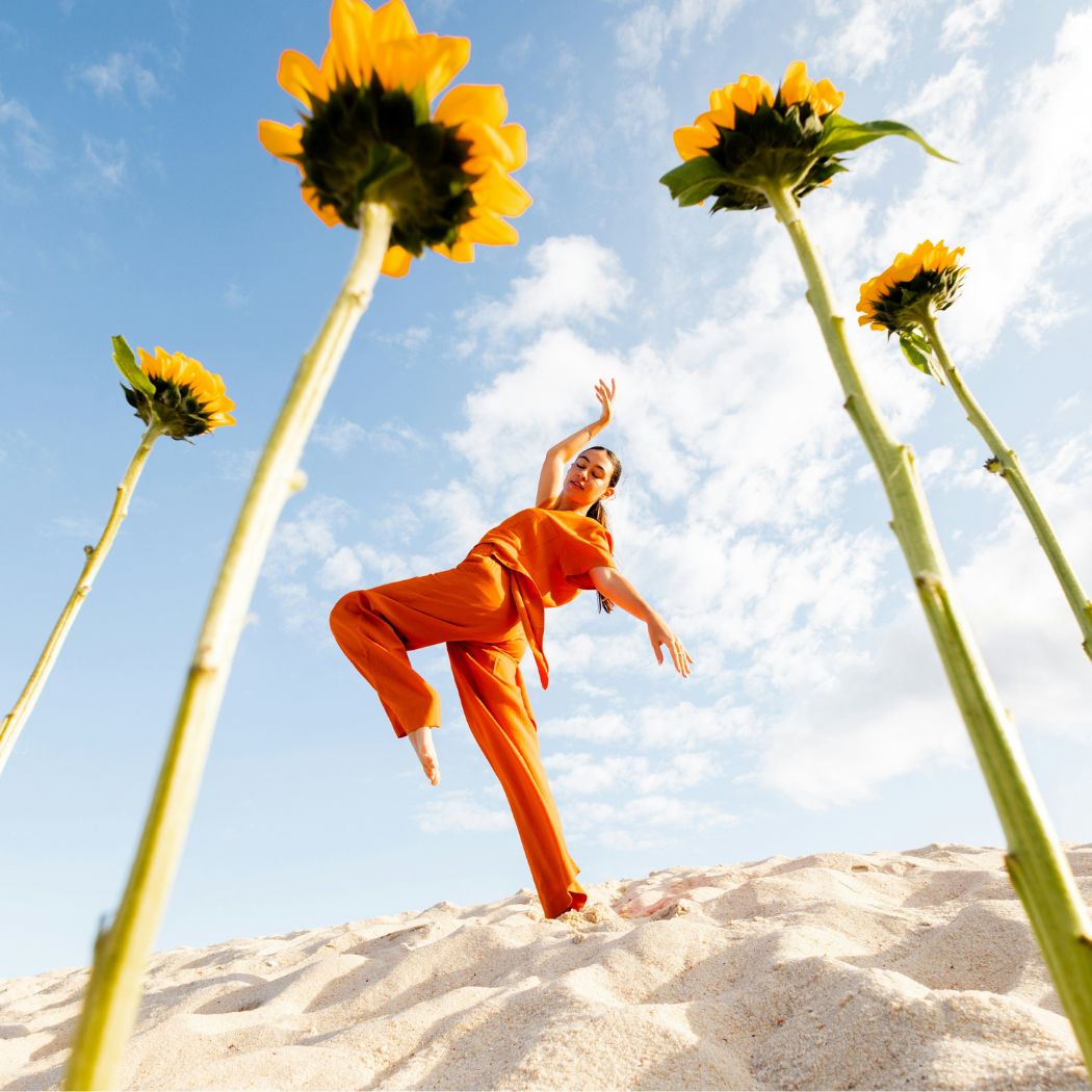 plesoča punca med sončnicami, wiz čestitka 8. marec