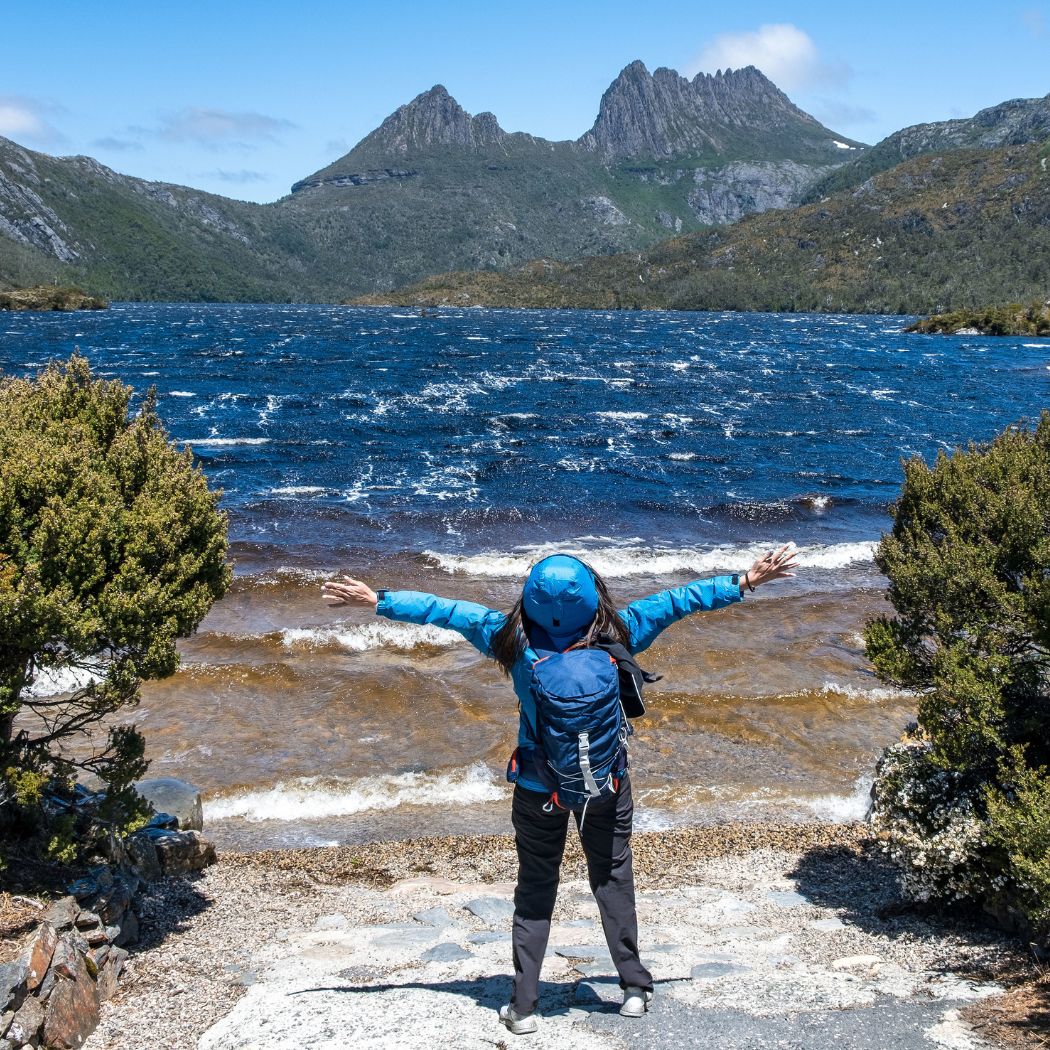 turistka z nahrbtnikom, valovito morje, gore, wiz blog, trajnostno, mala