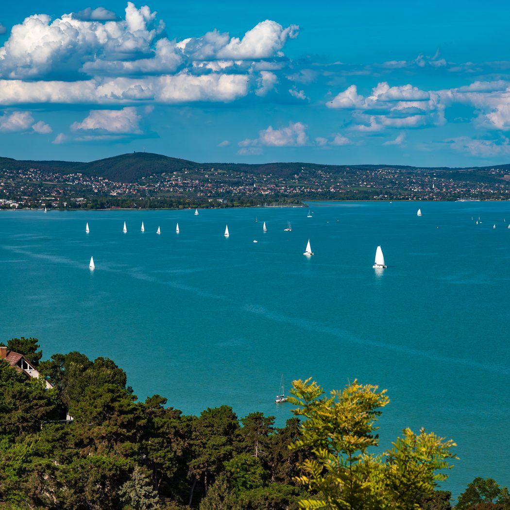 Balaton oziroma Blatno jezero na Madžarskem, priljubljena destinacija za dopust ob jezeru blizu Slovenije