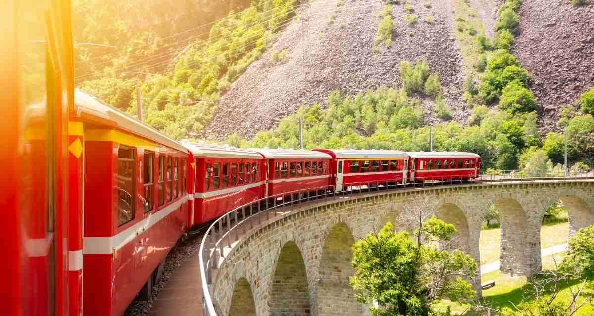 rdeč vlak, švica, wiz blog najlepša potovanja z vlakom po Evropi
