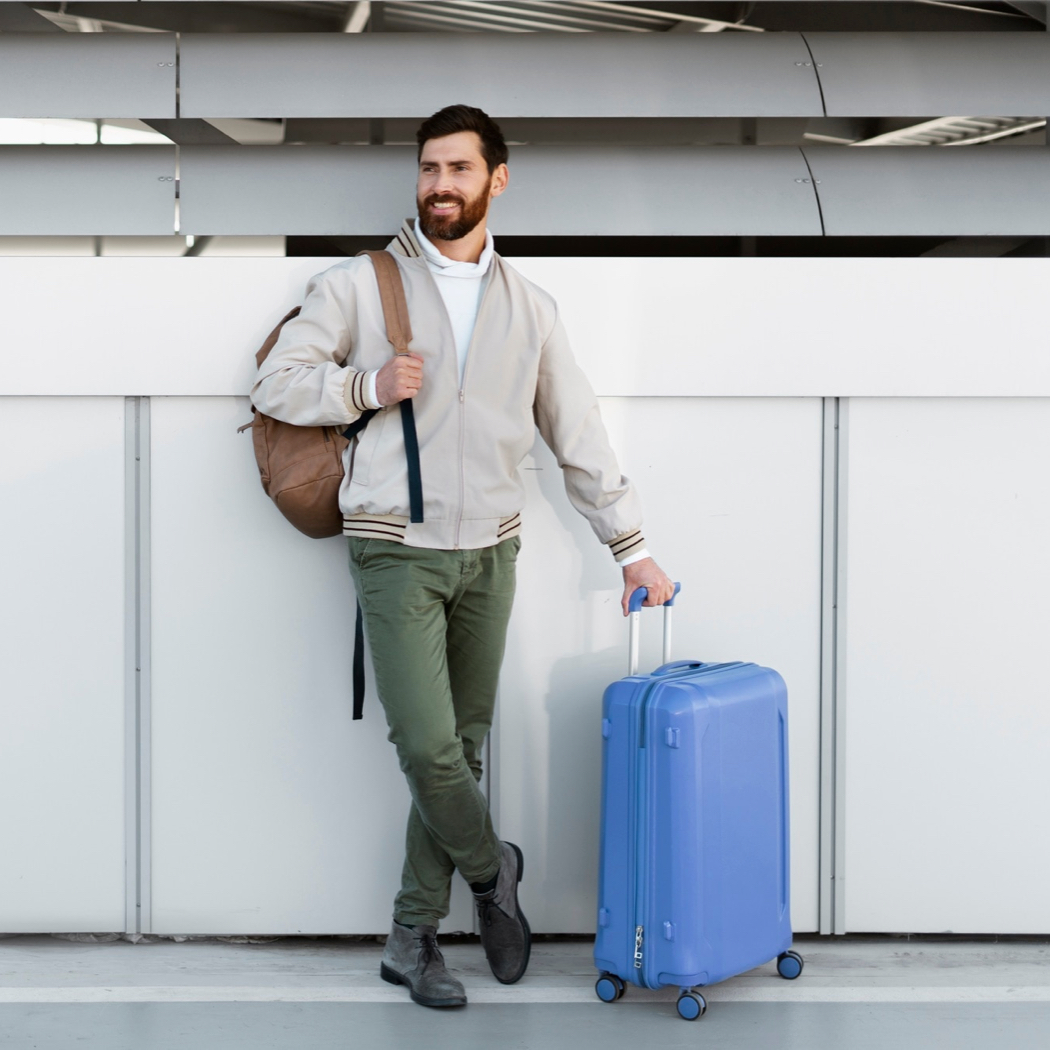 moški s kovčkom na letališču, wiz blog, wiz tujina velja žečez 2 uri