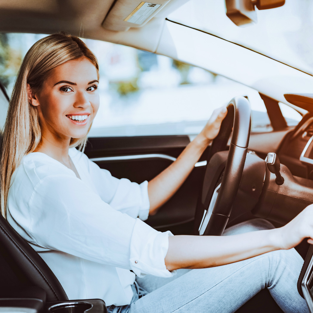 WIZ Blog, Triki, ki ti olajšajo skrb za tvoj avto, punca za volanom v avtu