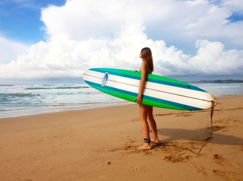 surf, peščena plaža, surferka
