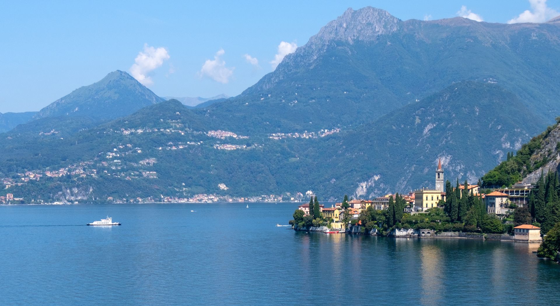 Comsko jezero v Italiji z značilnimi obalnimi vasicami