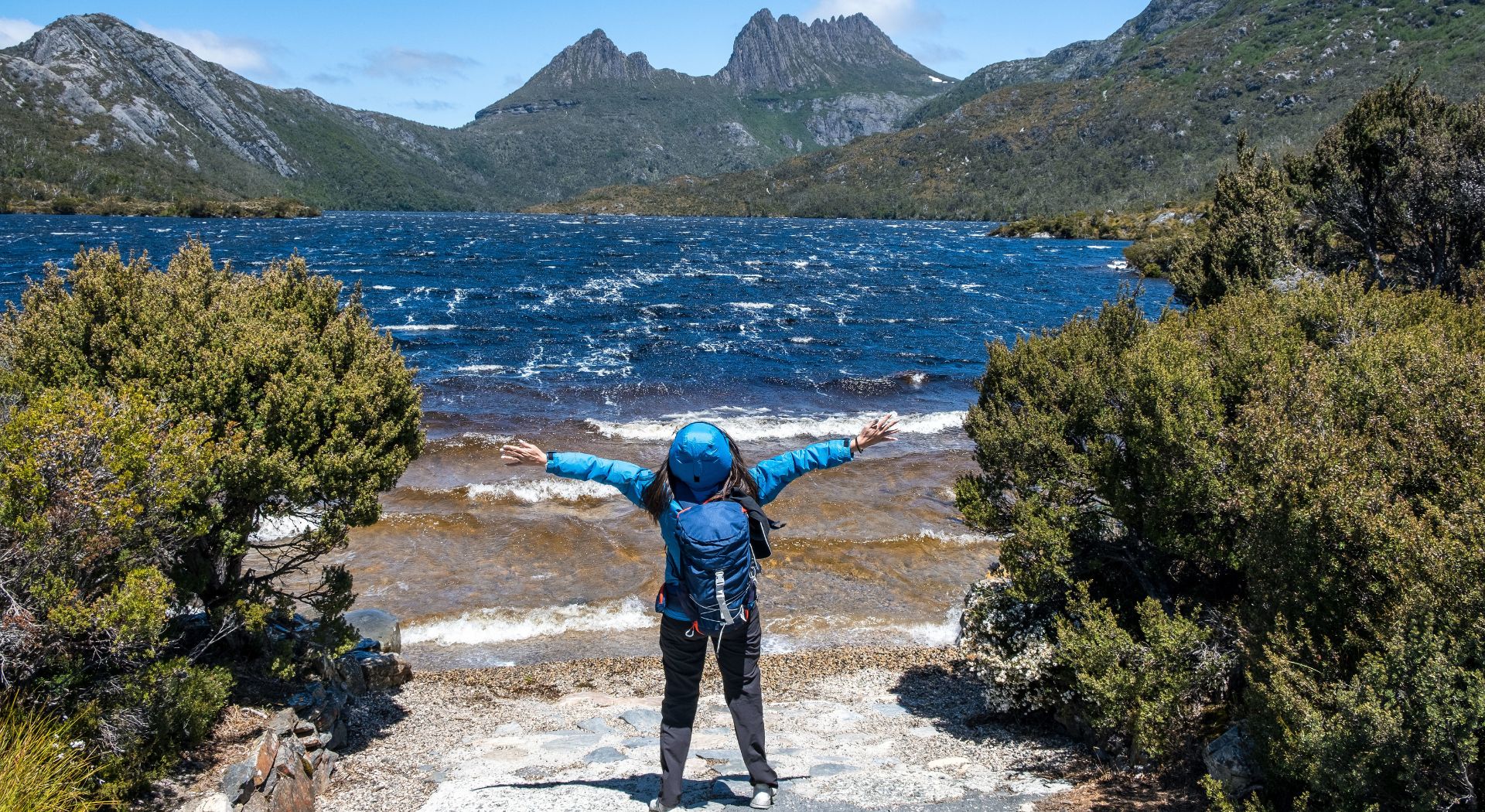 turistka z nahrbtnikom, valovito morje, gore, wiz blog, trajnostno