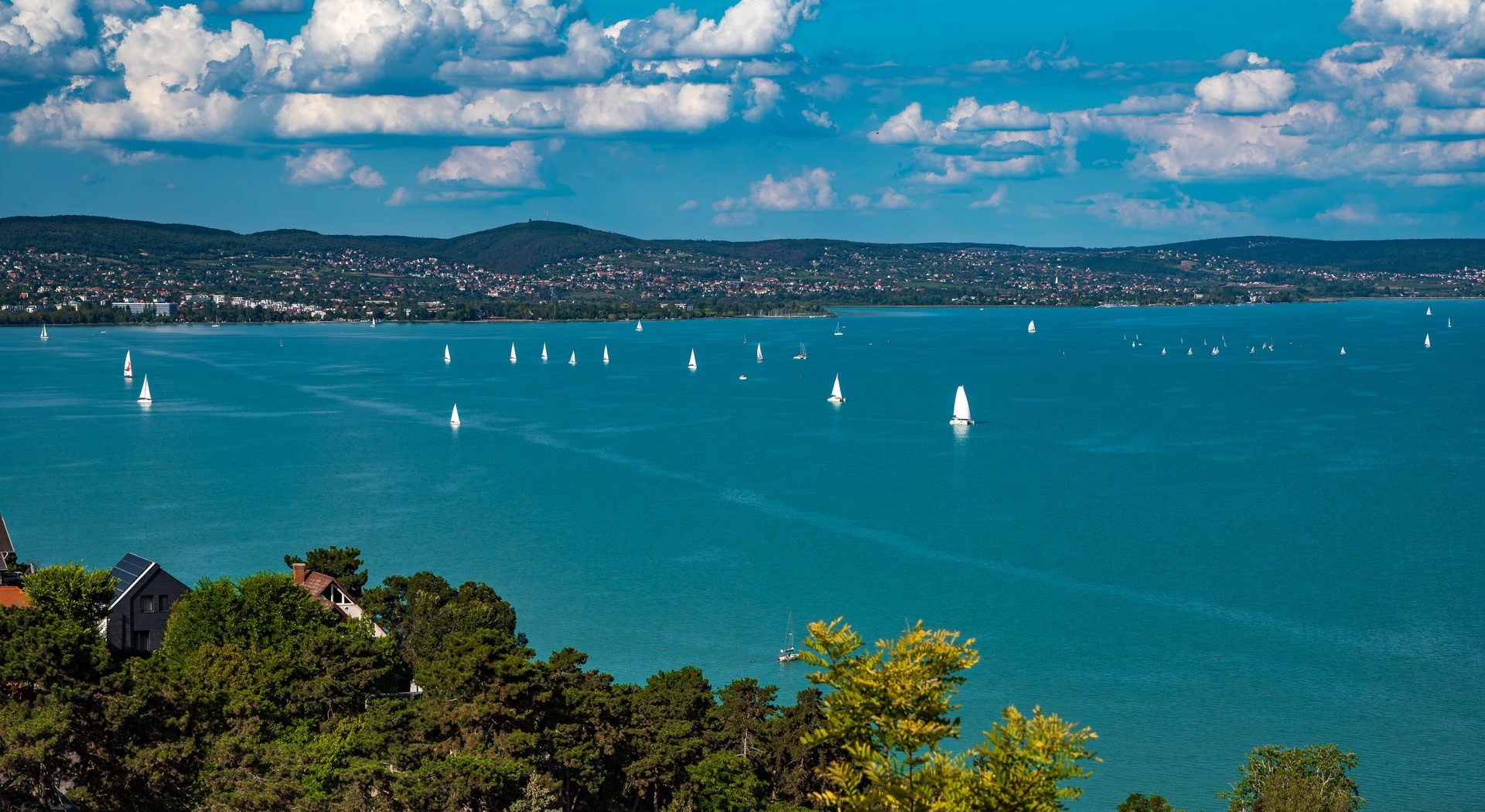 Balaton ali Blatno jezero na Madžarskem, priljubljena destinacija za dopust ob jezeru blizu Slovenije