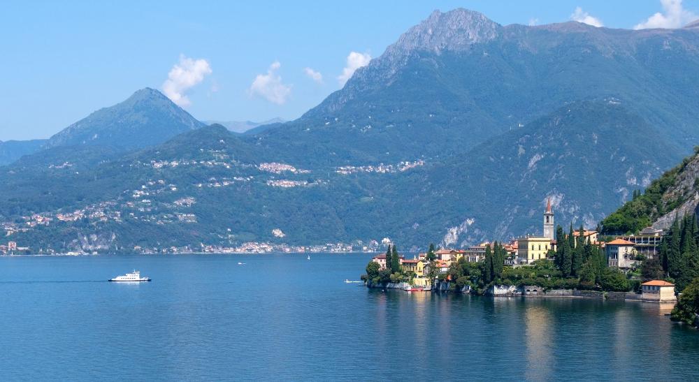 Comsko jezero v Italiji z značilnimi obalnimi vasicami