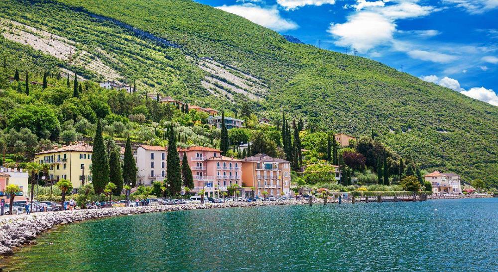 Comsko jezero v Italiji z značilnimi obalnimi vasicami