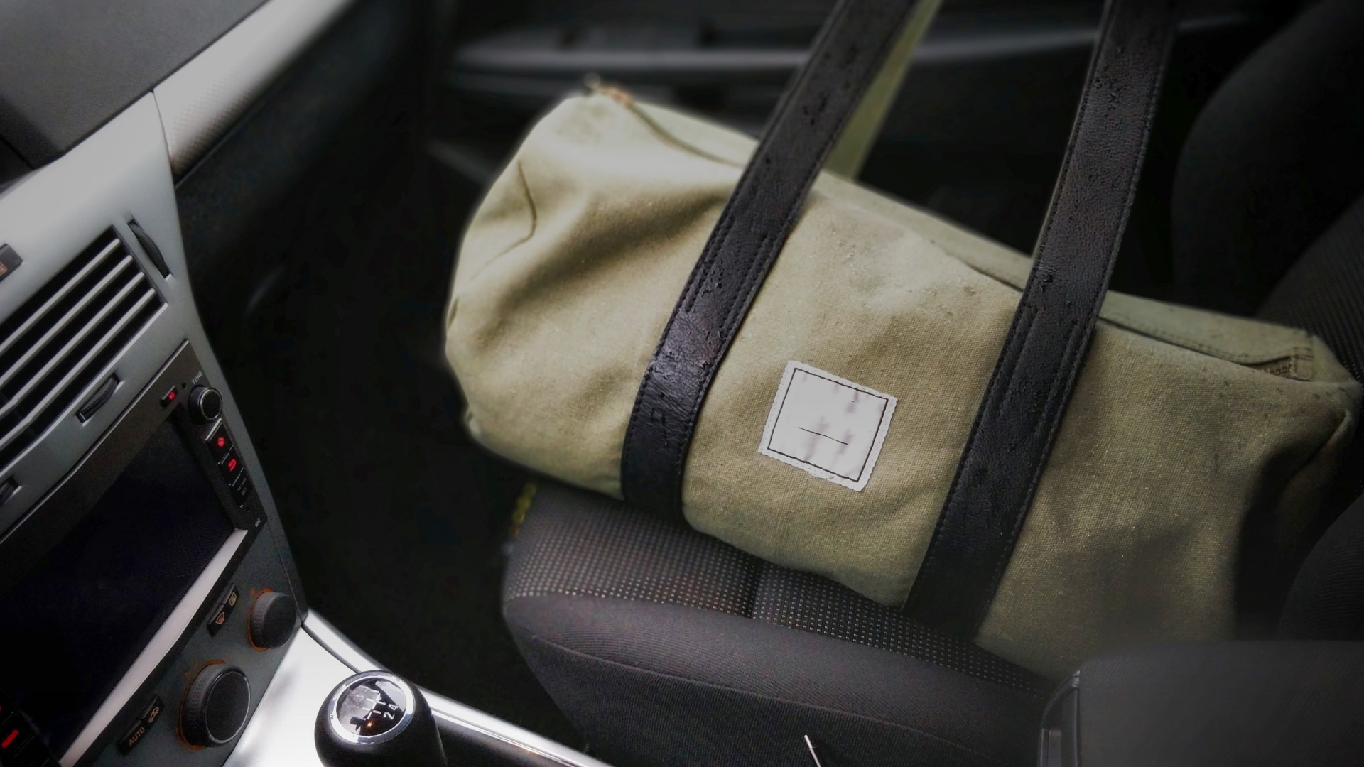torba na sedežu avtomobila, wiz blog, Stvari, ki jih poleti ne bi nikoli smeli pustiti v avtu
