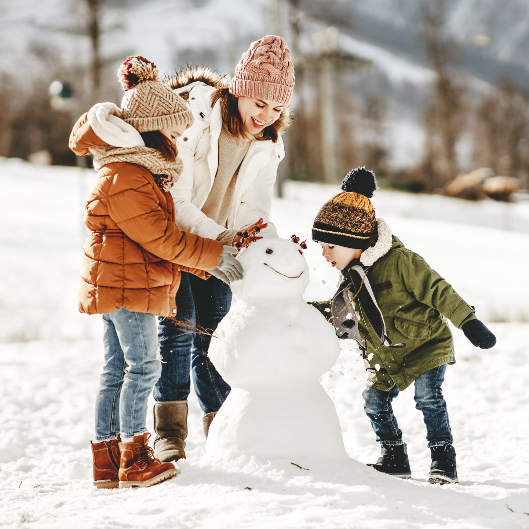 druzina na snegu, snežak, wiz blog, kako prihrani družina,