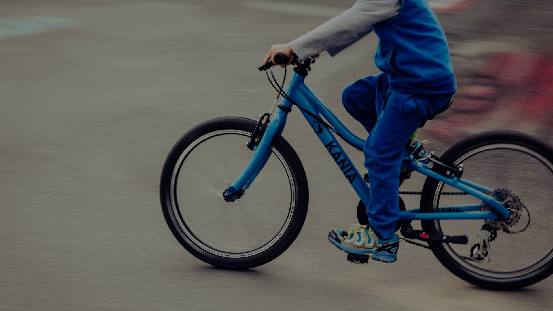 otrok na modrem kolesu