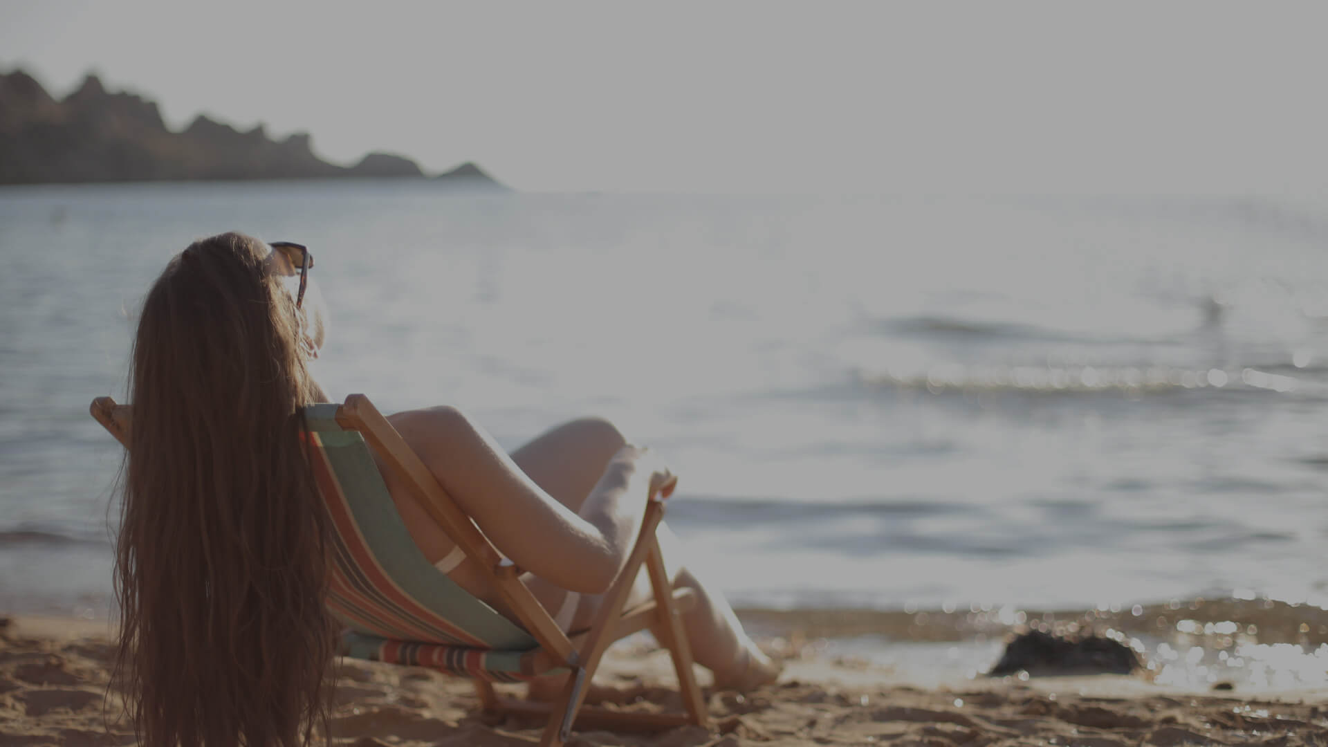 punca se sonči na ležalniku na plaži