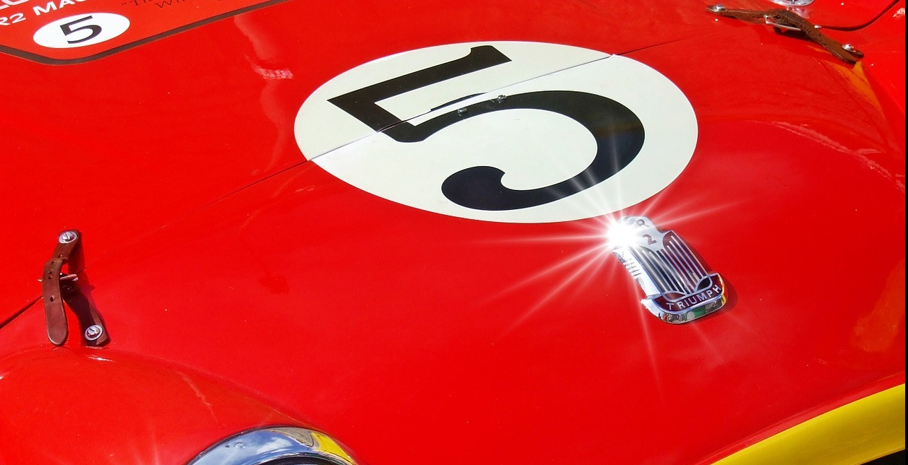 Številka 5 na pokrovu motorja rdečega avtomobila