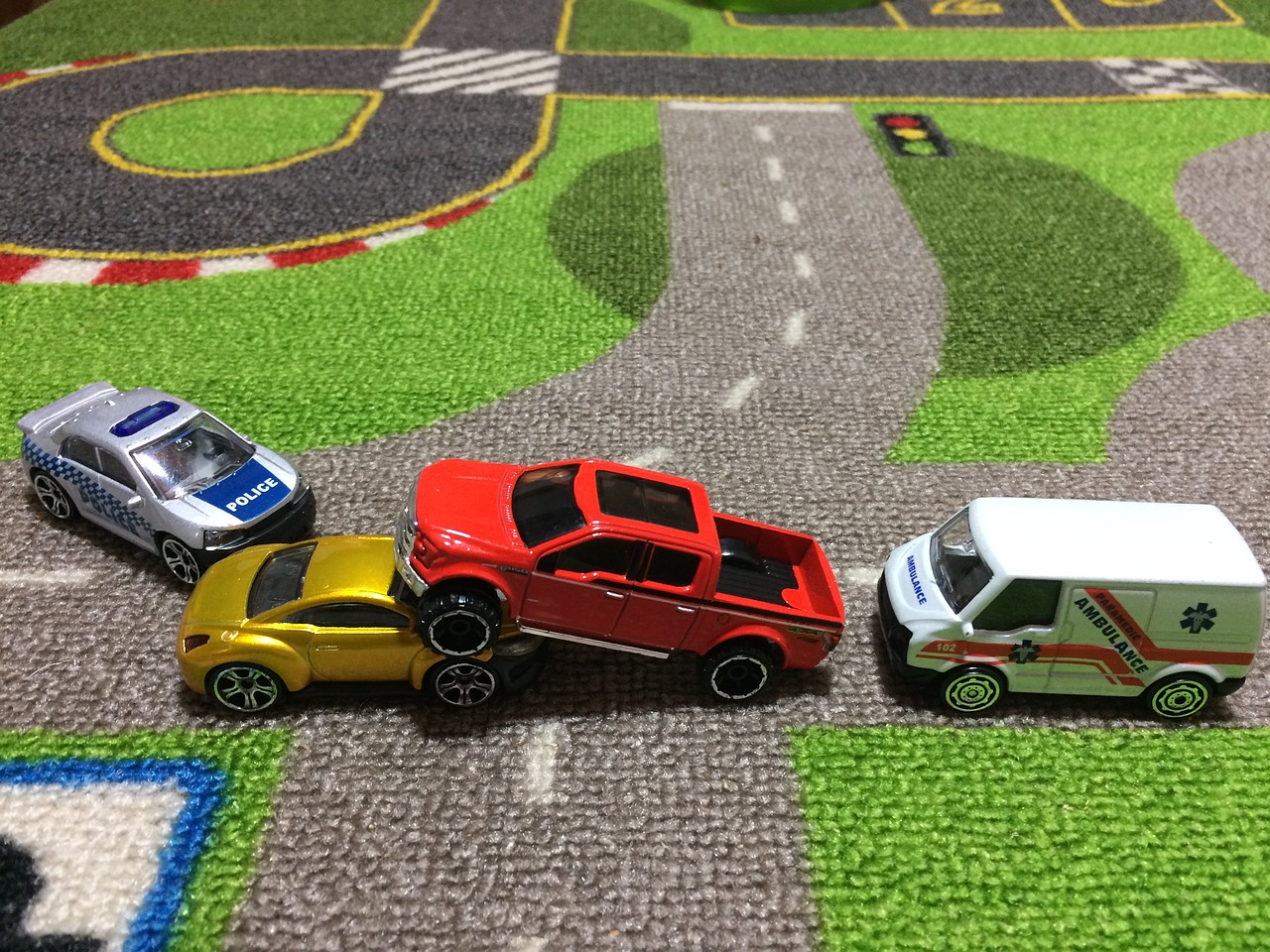Prometna nesreča avtomobilov igračk