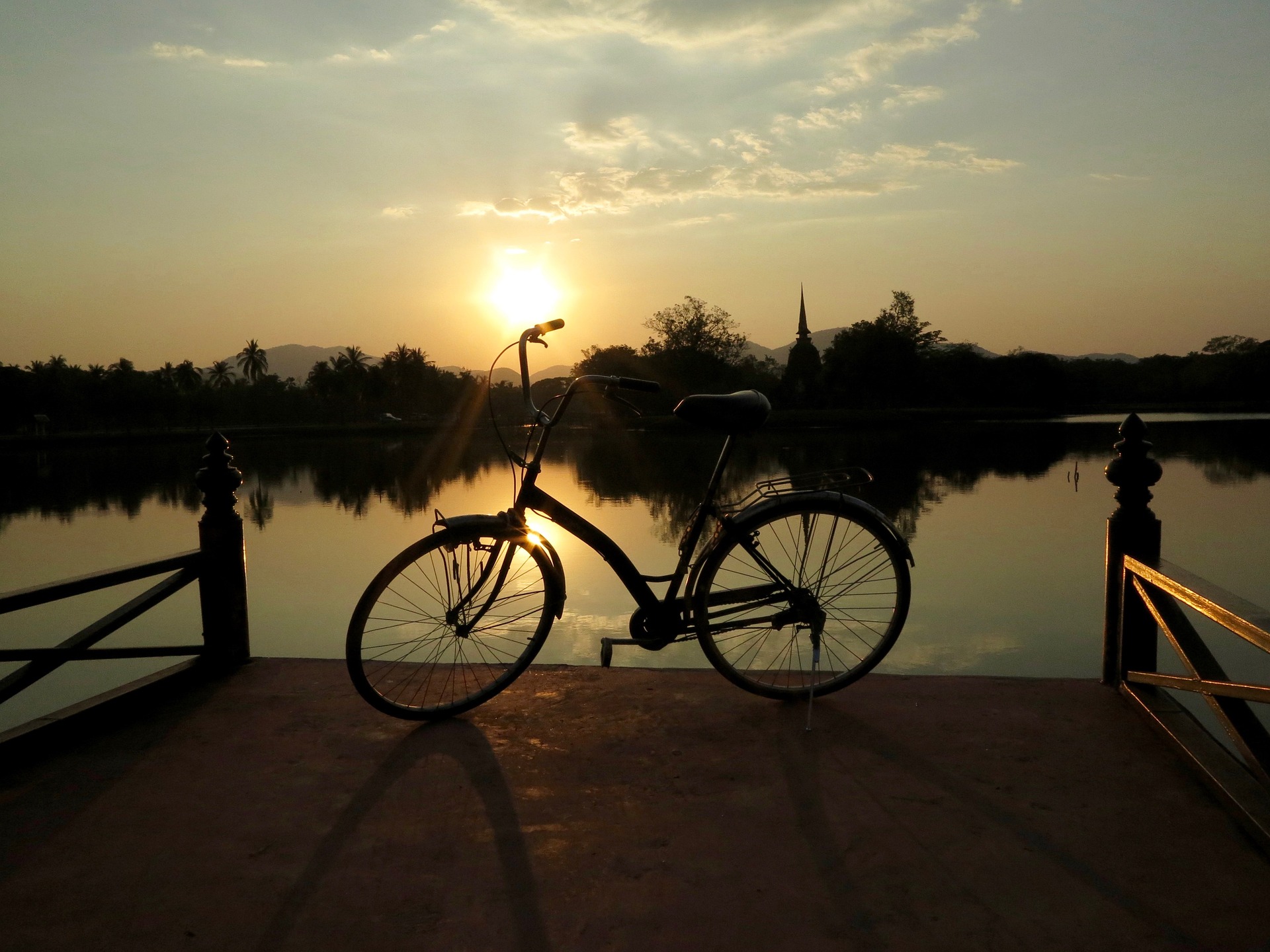 kolo ob sončnem zahodu, wiz kolesar