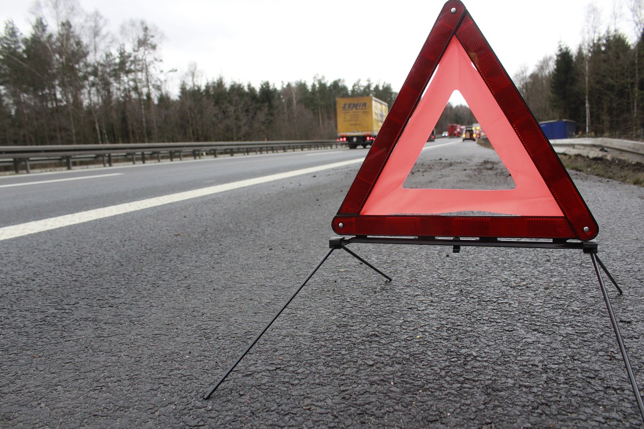 Varnostni trikotnik na cesti