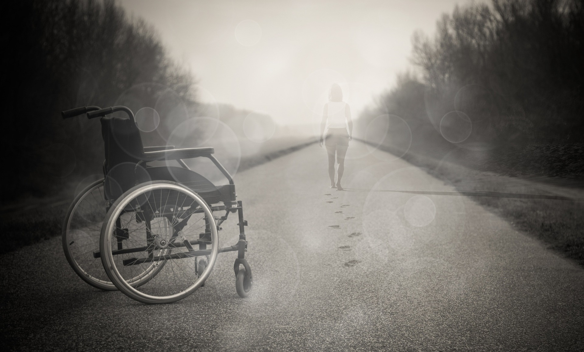 Invalidski voziček na cesti