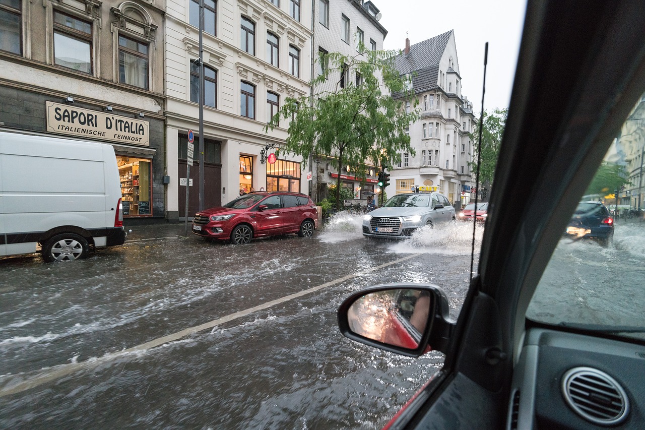 Poplavljena ulica z avtomobili