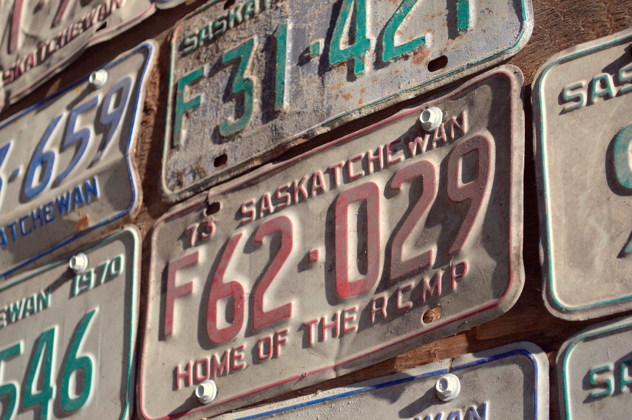Stare registrske tablice na zidu
