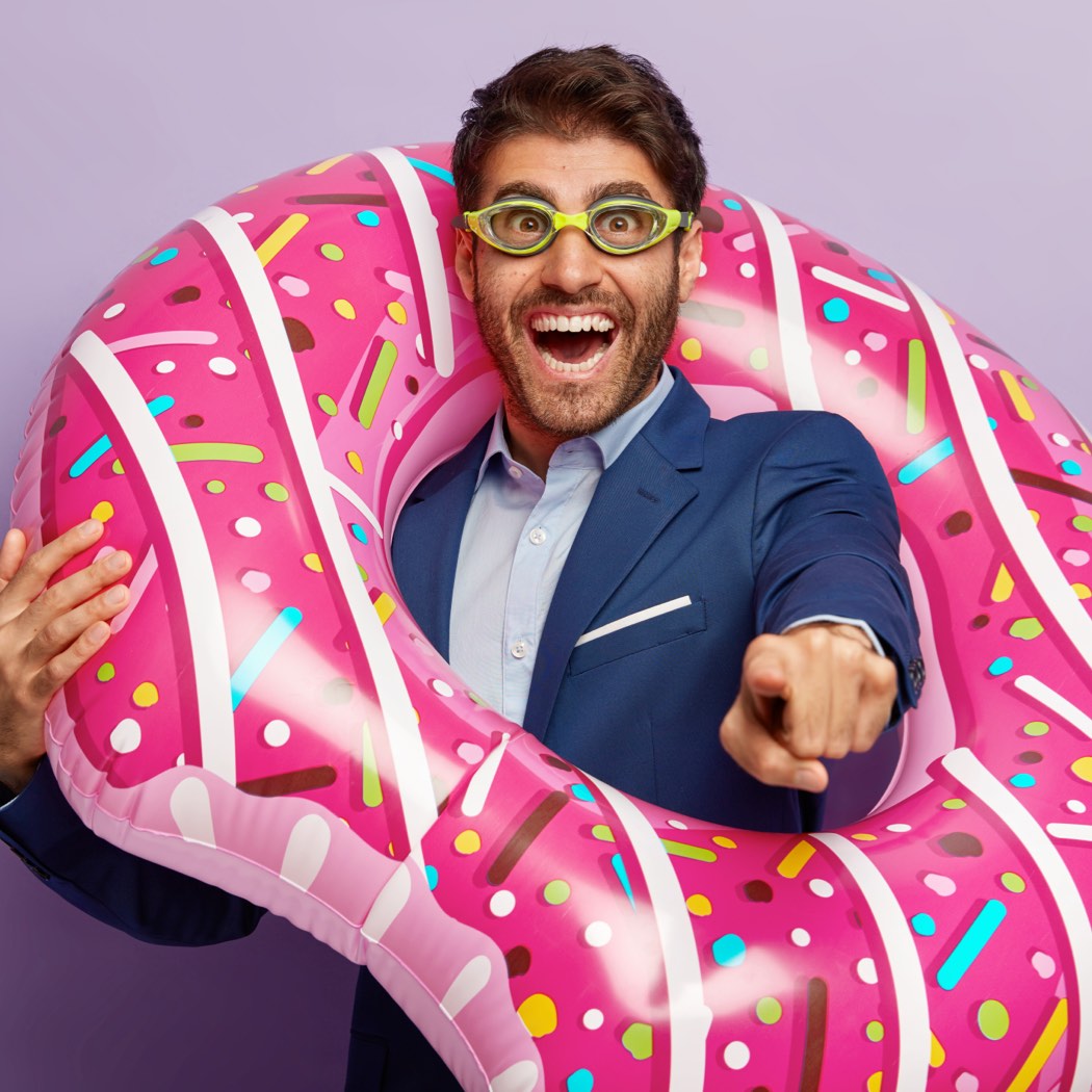 fant z očali, obroč, roza, kwiz, nagradna igra