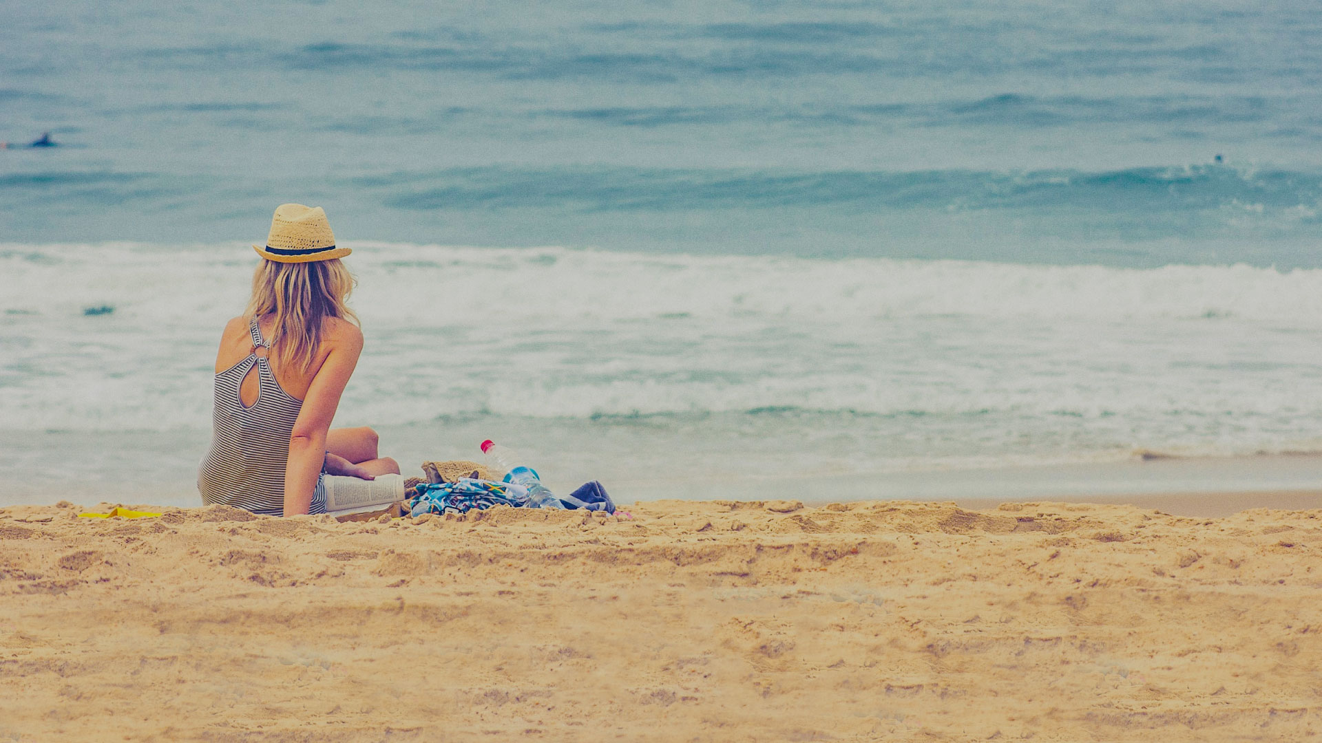 punca s senčnikom na peščeni plaži