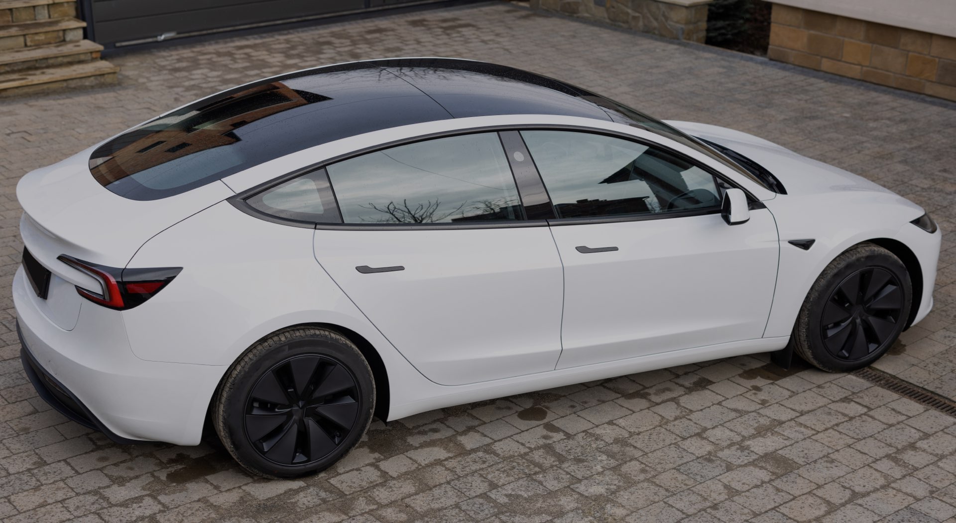 Tesla v beli barvi